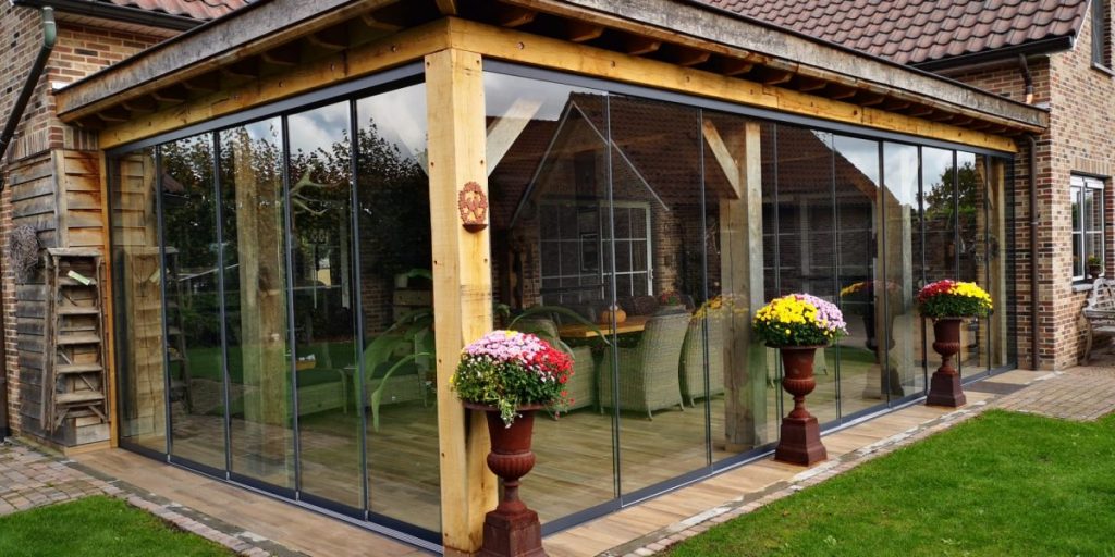 Glazen schuifwand met uitzicht op tuin biedt voordelen: meer comfort en lagere stookkosten
