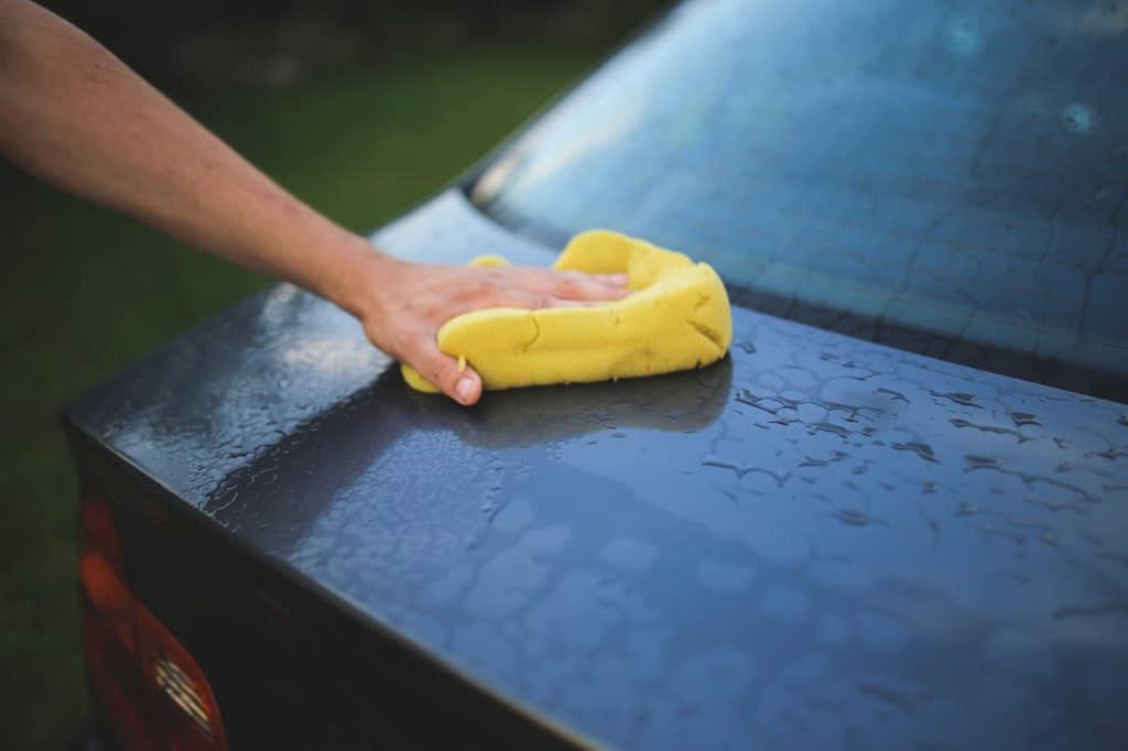Glanzende auto na professionele poetsbeurt bij autopoetsbedrijf in Soest met detailing services